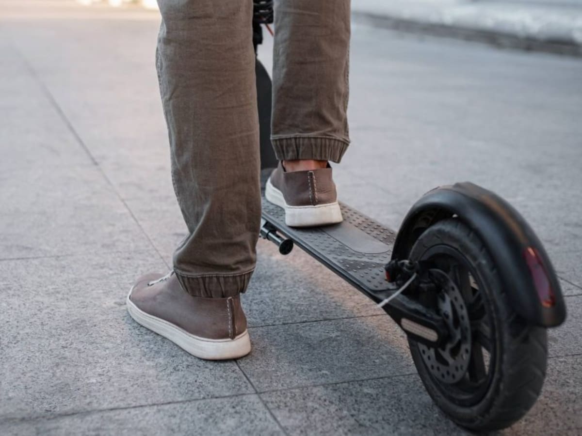 Estepona sanciona con hasta 1.000 euros a los conductores de patinetes que no cumplan la normativa