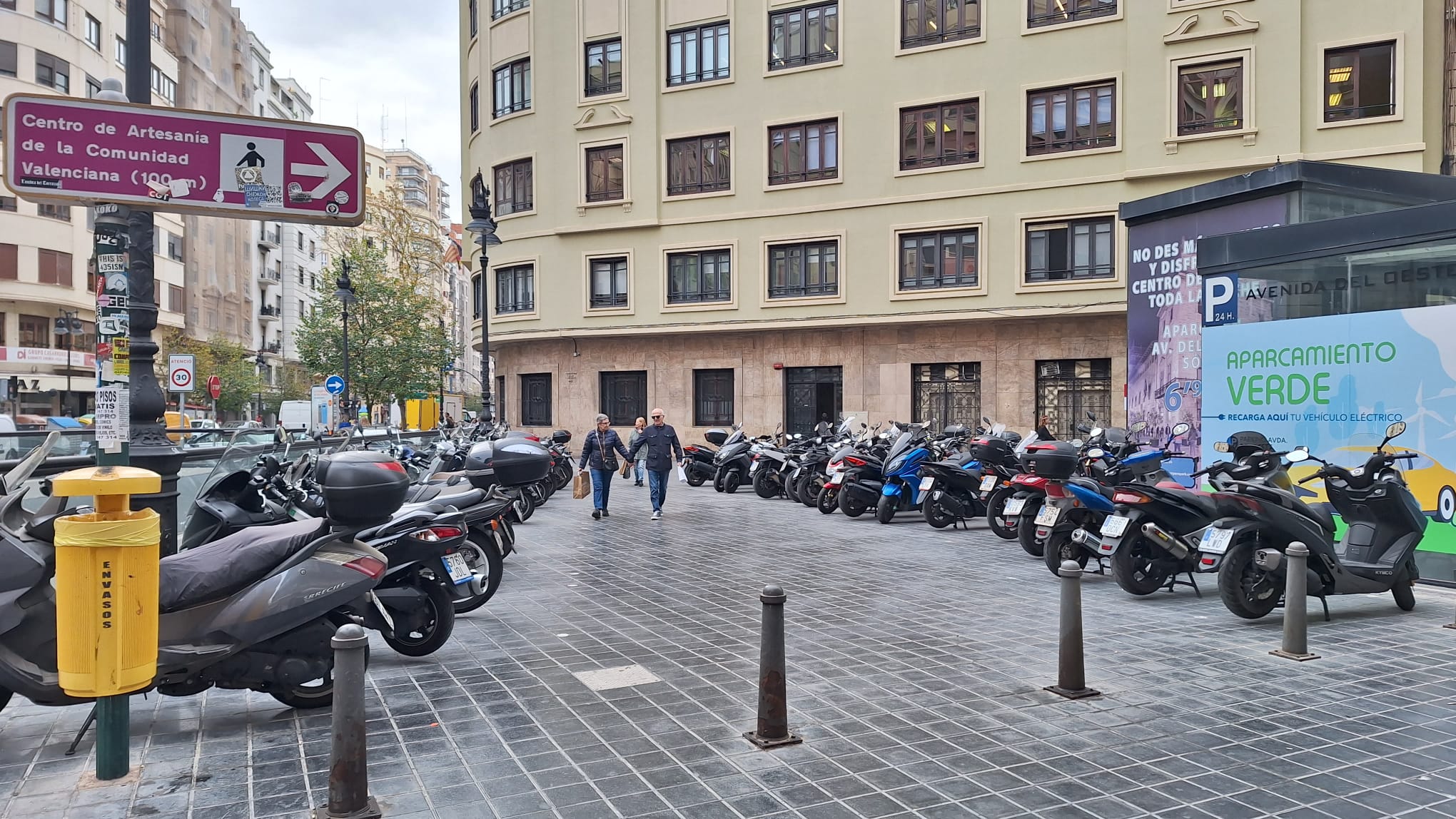 Motocicletas estacionadas encima de la acera en una de las calles de València