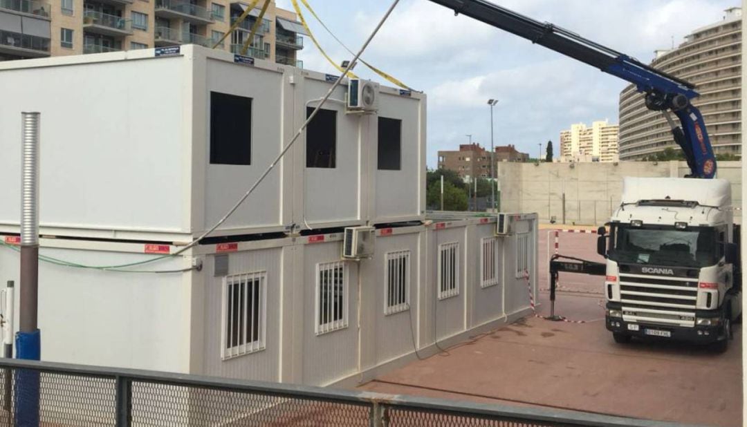 Foto de archivo (enero 2019): Momento en que se procedió a colocar en el IES Radio Exterior los barracones del Colegio La Almadraba el pasado mes de julio.