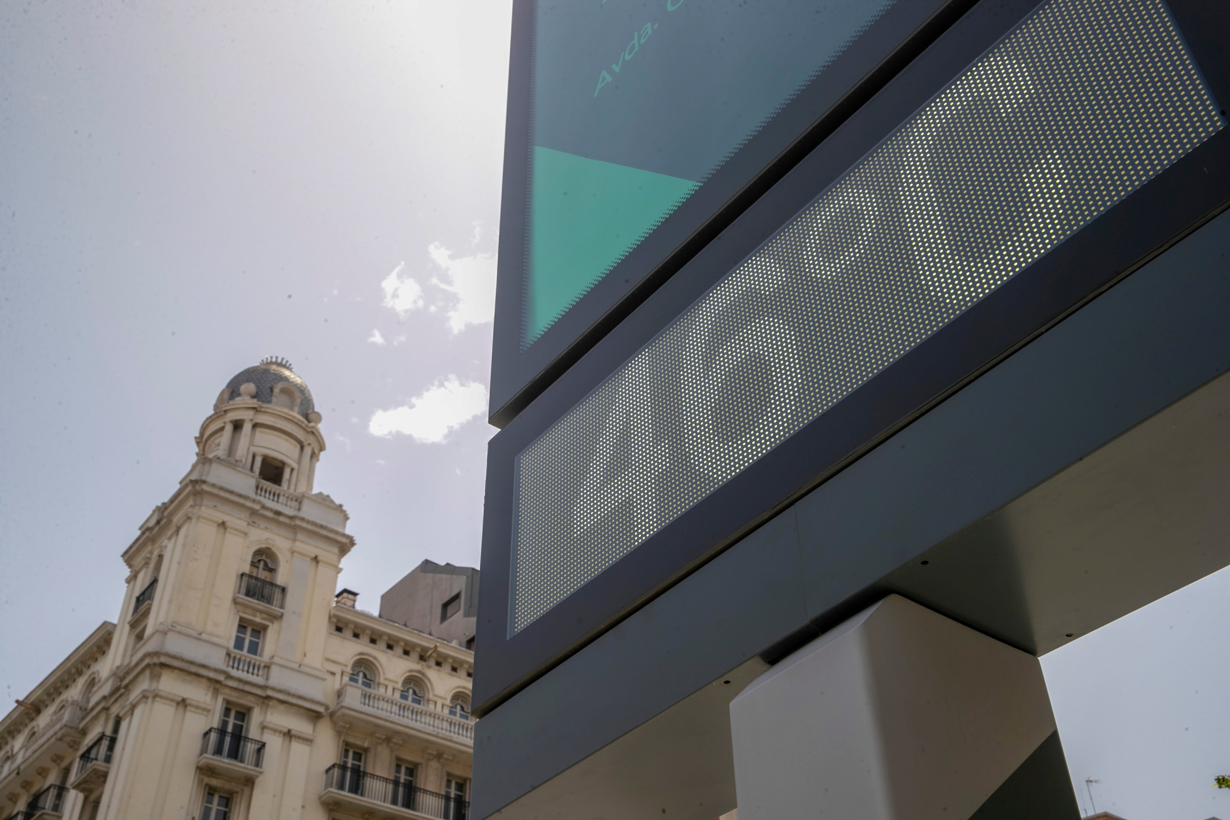 ZARAGOZA, 11/07/2023.-- Un termómetro en la Plaza de España de Zaragoza marca 46 grados. Las altas temperaturas que soporta España desde el lunes no darán tregua hasta, como pronto, el miércoles en el norte y se mantendrá hasta el jueves en el sur, según la Agencia Estatal de Meteorología (Aemet), que ha activado para este martes la alerta roja por calor extremo en Andalucía, Aragón y Castilla-La Mancha. EFE/Javier Cebollada
