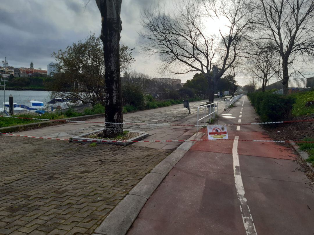 El Paseo de Bouzas, precintado ante la previsión de alerta por fuertes vientos y oleaje