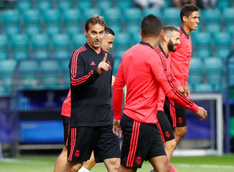 Lopetegui se dirige a Casemiro durante el entrenamiento del Real Madrid en Tallin