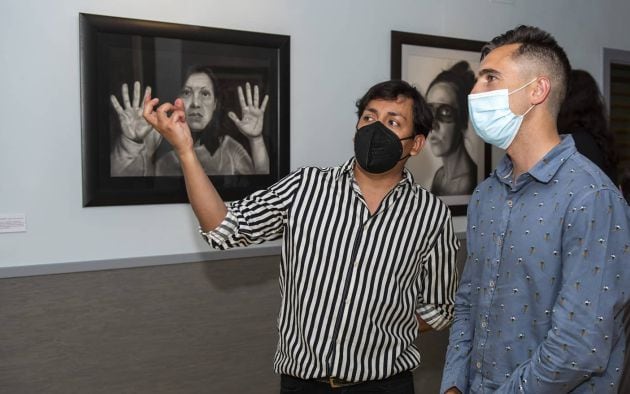 Guillermo Román explica su obra a Mario Fernández, concejal de Juventud de Cuenca, en la inauguración de la muestra el 17 de junio.