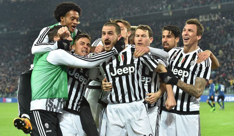 Los jugadores juventinos celebran un gol en su partido ante el Inter