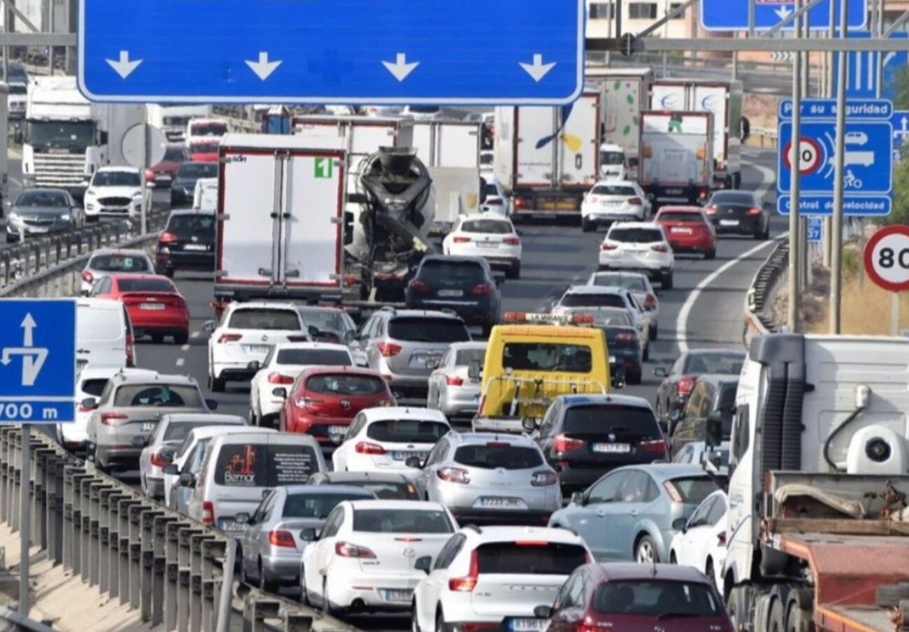 Una de las retenciones que, a diario, sufren los conductores que transitan por la A7.