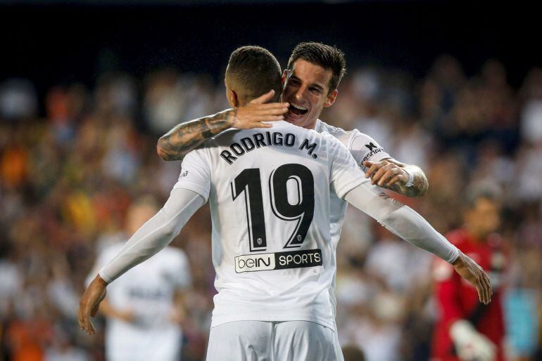 GRAF4754. VALENCIA, 11082018.- Los jugadores del Valencia CF Rodrigo (i) y Santi Mina (d) celebran el gol marcado ante el Bayer 04 Leverkusen, durante el partido correspondiente la 47ª edición del Trofeo Naranja que se está disputando esta noche en el est