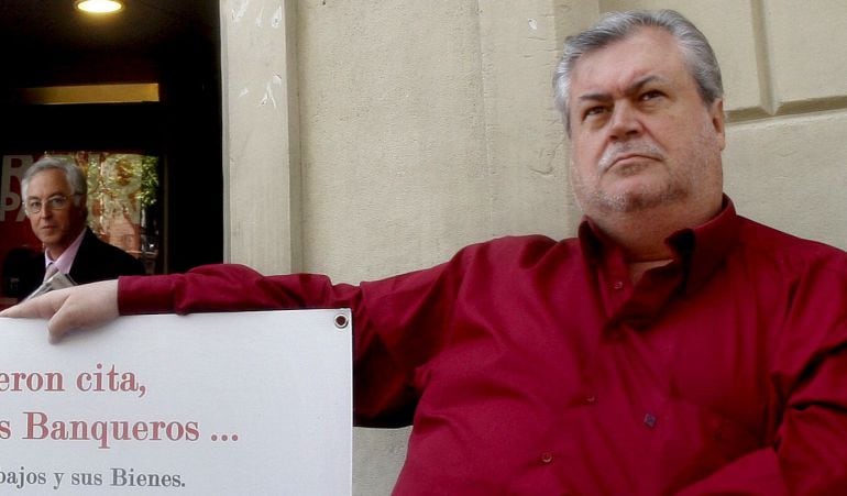 José Luis Burgos, apostado frente a la sede central del Banco Santander en Barcelona, el 17 de mayo de 2010.