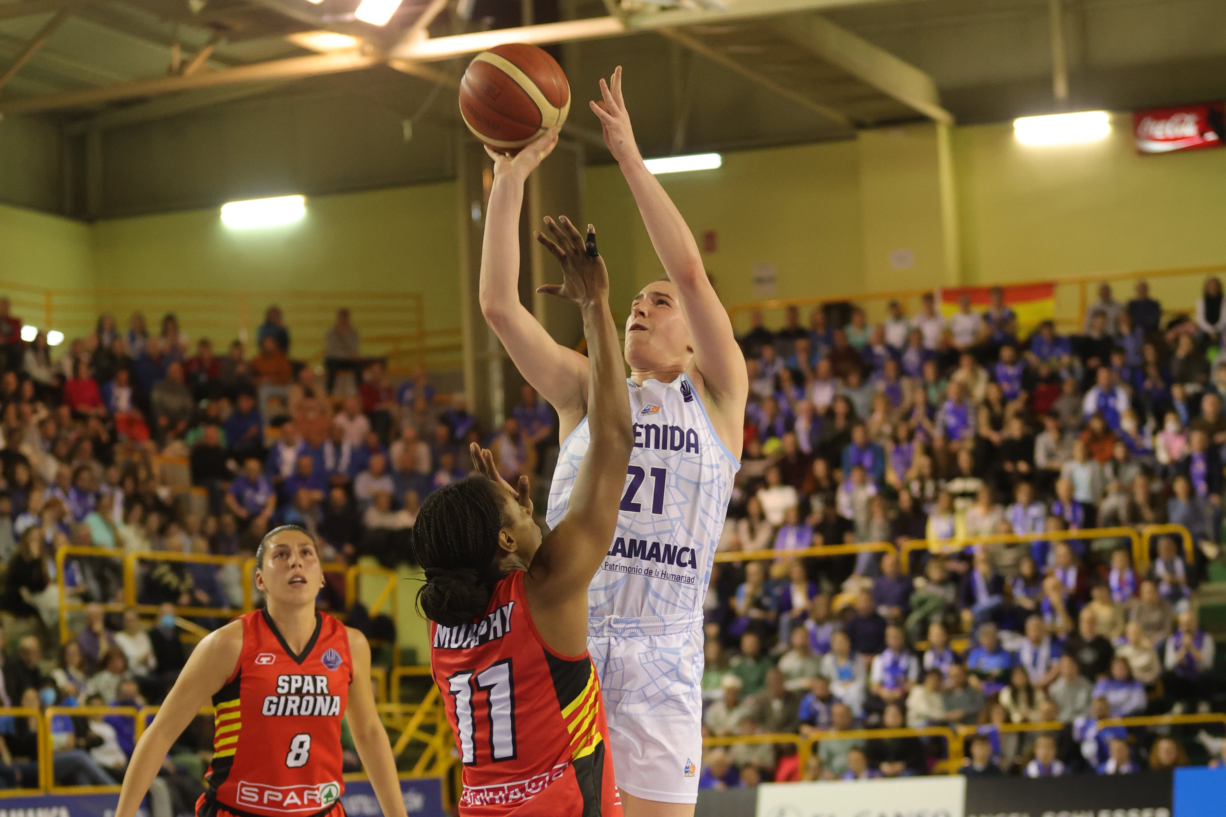 SALAMANCA, 01/03/2023.- La alero del Perfumerías Avenida Bridget Carleton (d) se dispone a lanzar ante Shay Murphy (c), del Spar Girona, durante el partido de la última jornada de la fase de grupos de la Euroliga de baloncesto disputado este miércoles en Salamanca. EFE/JM García
