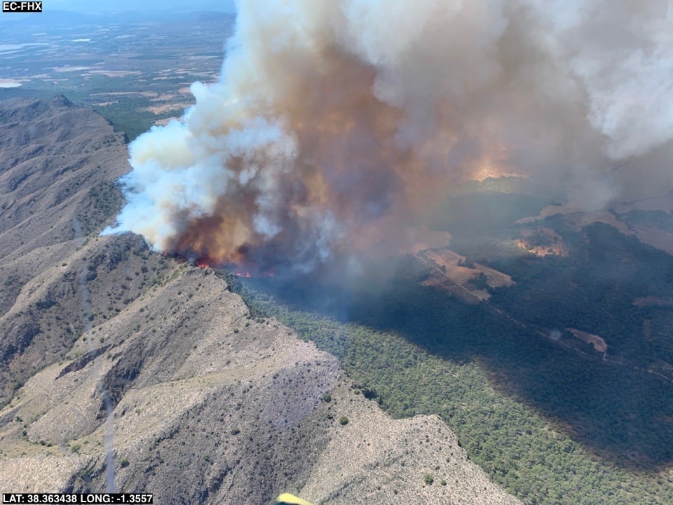 Vista aérea del incendio declarado en la Sierra Larga (Jumilla)