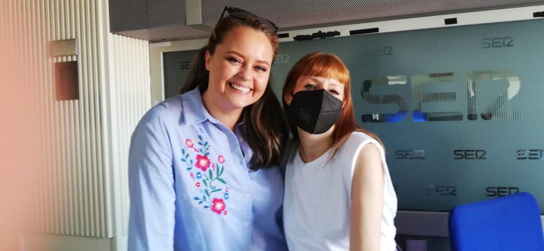 Shaila Dúrcal, junto a Macarena Berlín, en los estudios de la SER.