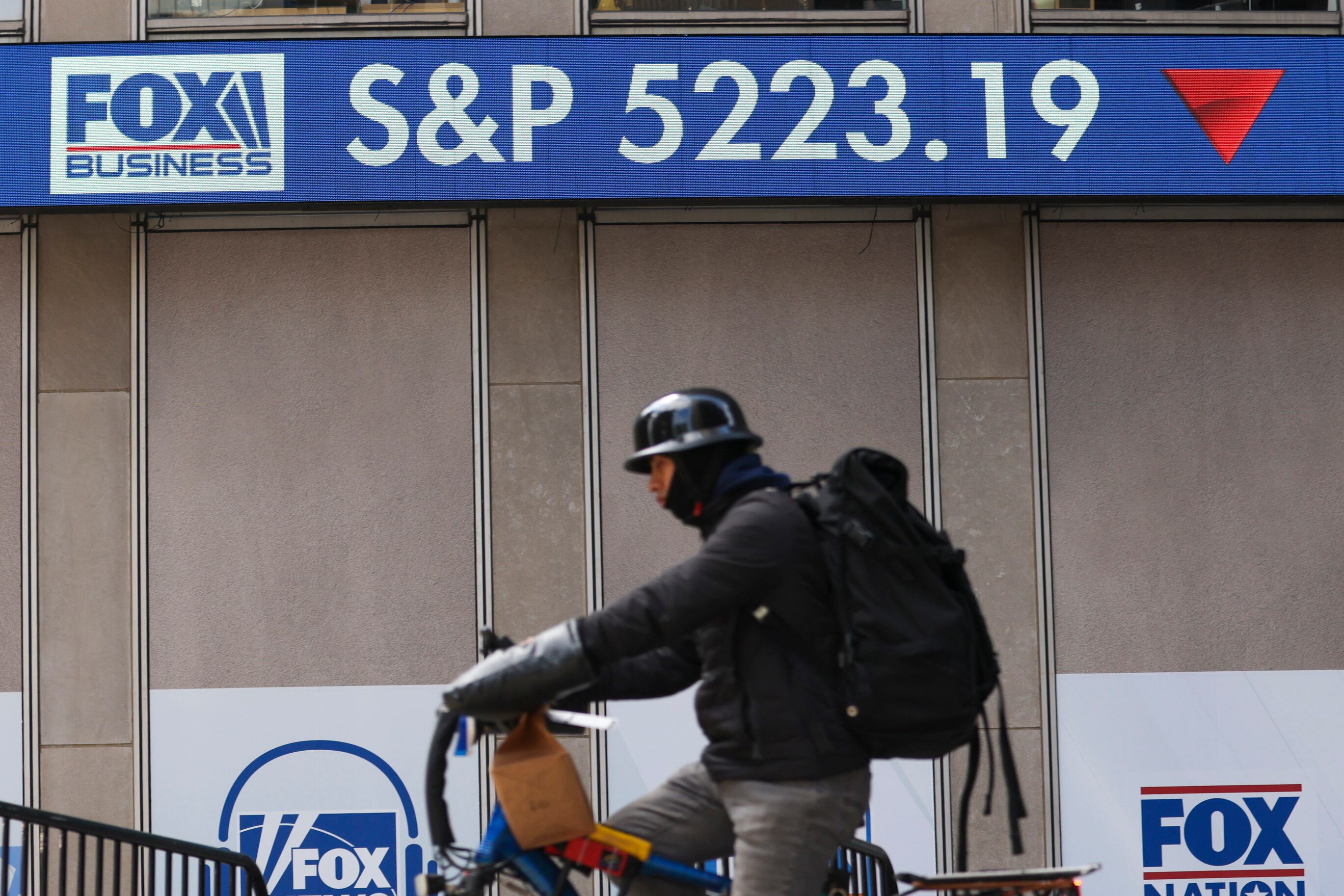 El ticker de Fox News muestra al S&P con tendencia a la baja en el edificio News Corporation en Times Square, en Nueva York, Nueva York, EE. UU., el 10 de abril de 2025.