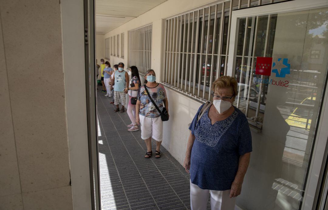 Una cola de gente espera para realizarse la prueba PCR en un centro de salud madrileño.