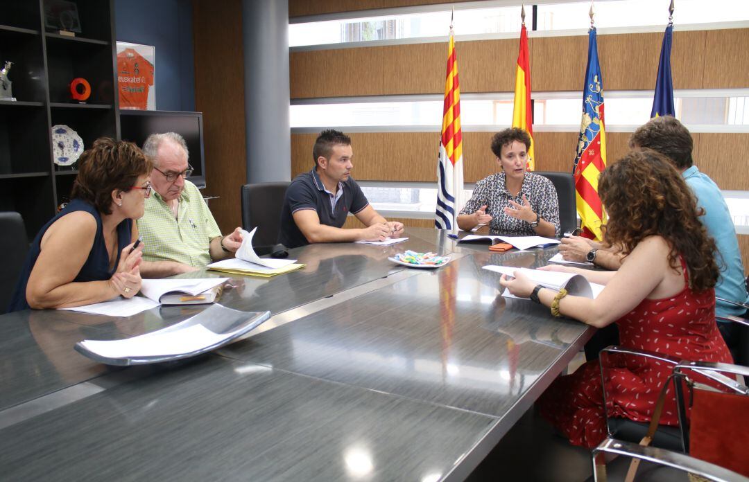 La alcaldesa de Onda, Carmina Ballester, en la reunión con los coordinadores de los dos centros de salud de Onda.