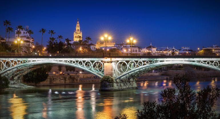 Vista nocturna de Sevilla.