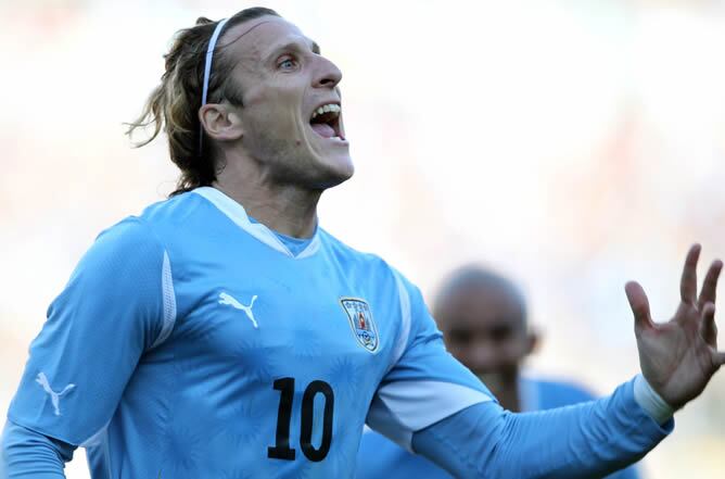 El jugador de la selección de fútbol de Uruguay Diego Forlán festeja el segundo gol de su equipo frente a Paraguay, durante el partido final de la Copa America 2011