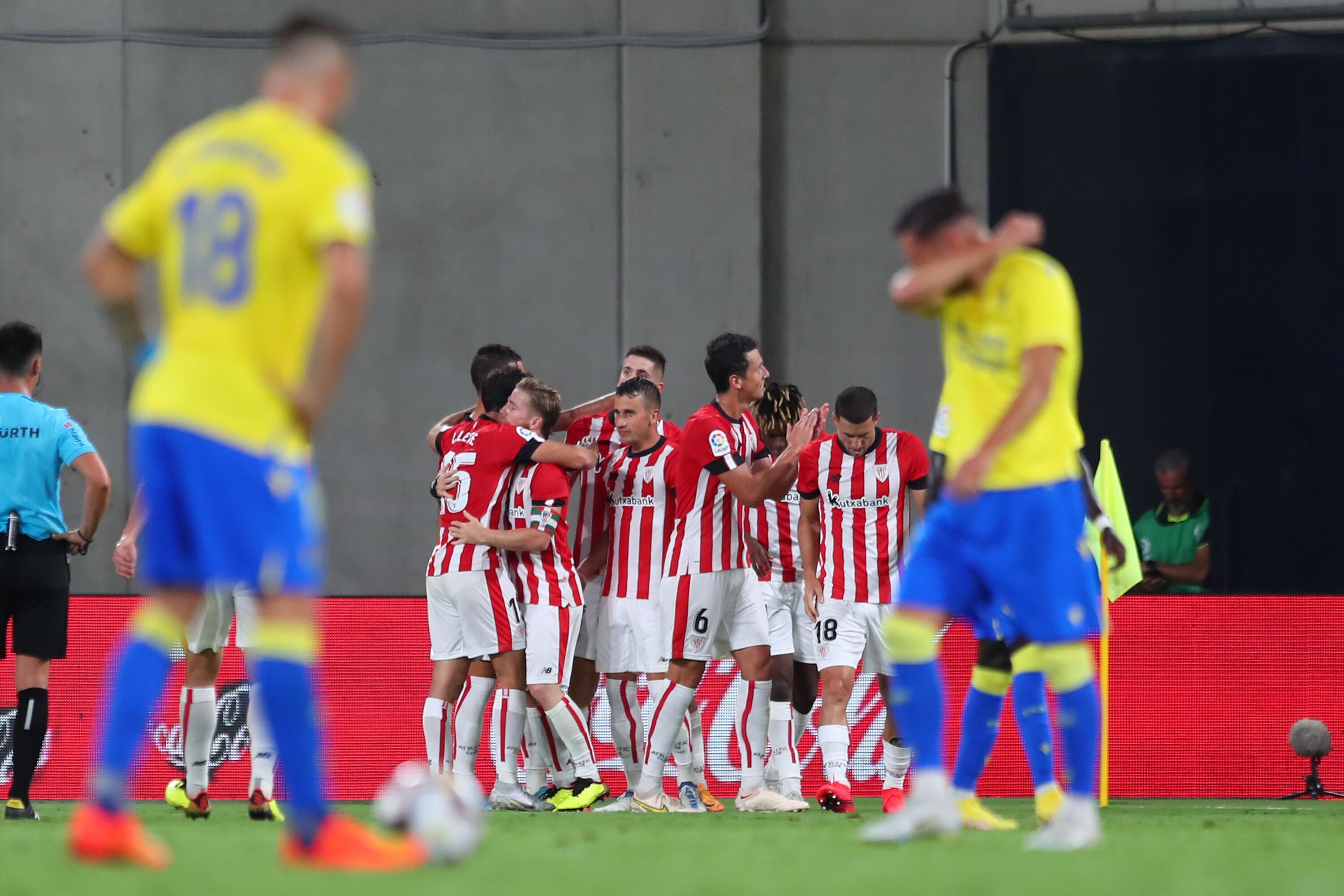 Los jugadores del Athletic celebran la aplastante victoria lograda en el Nuevo Mirandilla