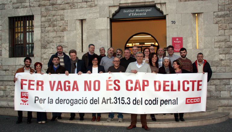 Sindicalistes i polítics tarragonins darrere d'una pancarta amb el lema 'Fer vaga no és cap delicte', en un acte de CCOO i UGT el 8 de febrer de 2016 a Tarragona