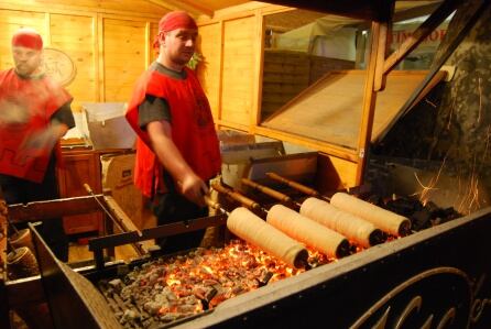 Puesto de kürtoskalács, pastel húngaro, en la Plaza de Vorósmarty de Budapest