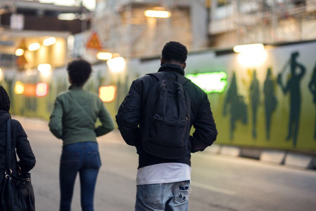 Jóvenes pasean por la calle