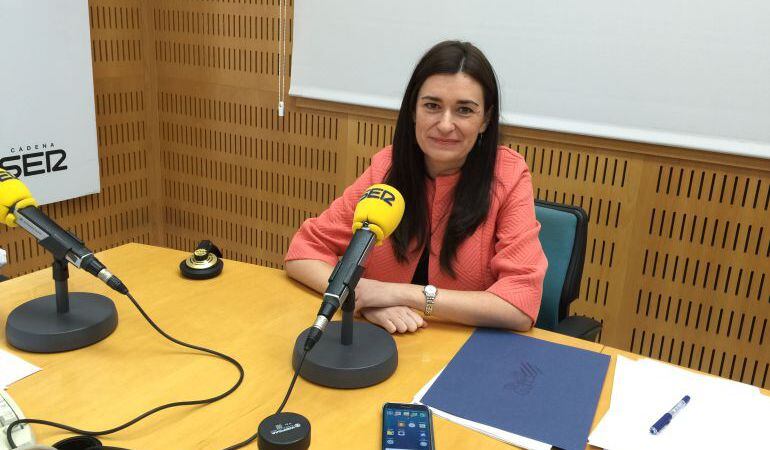 Carmen Montón durante una entrevista en la Cadena Ser