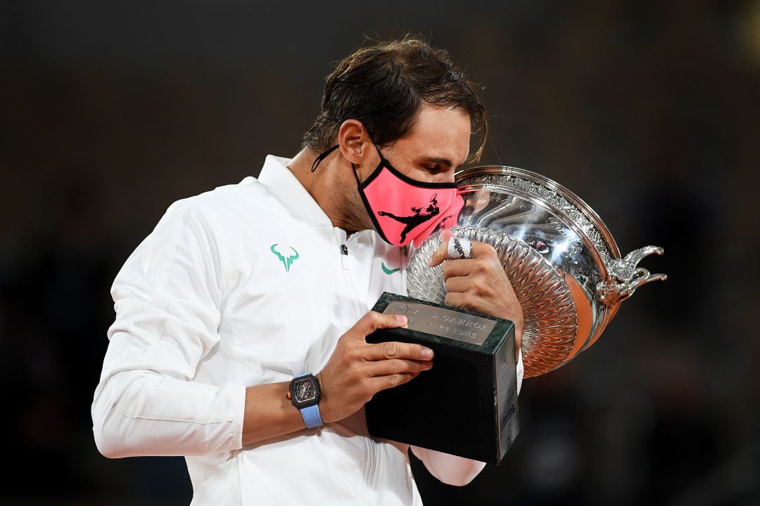 Rafa Nadal besa su decimotercer título de Roland Garros