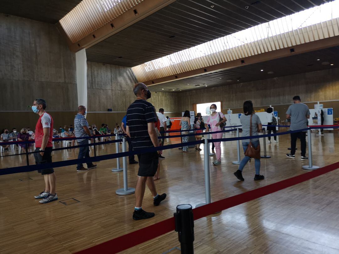 Un grupo de personas esperando para ser vacunados en el Palacio de Exposiciones.