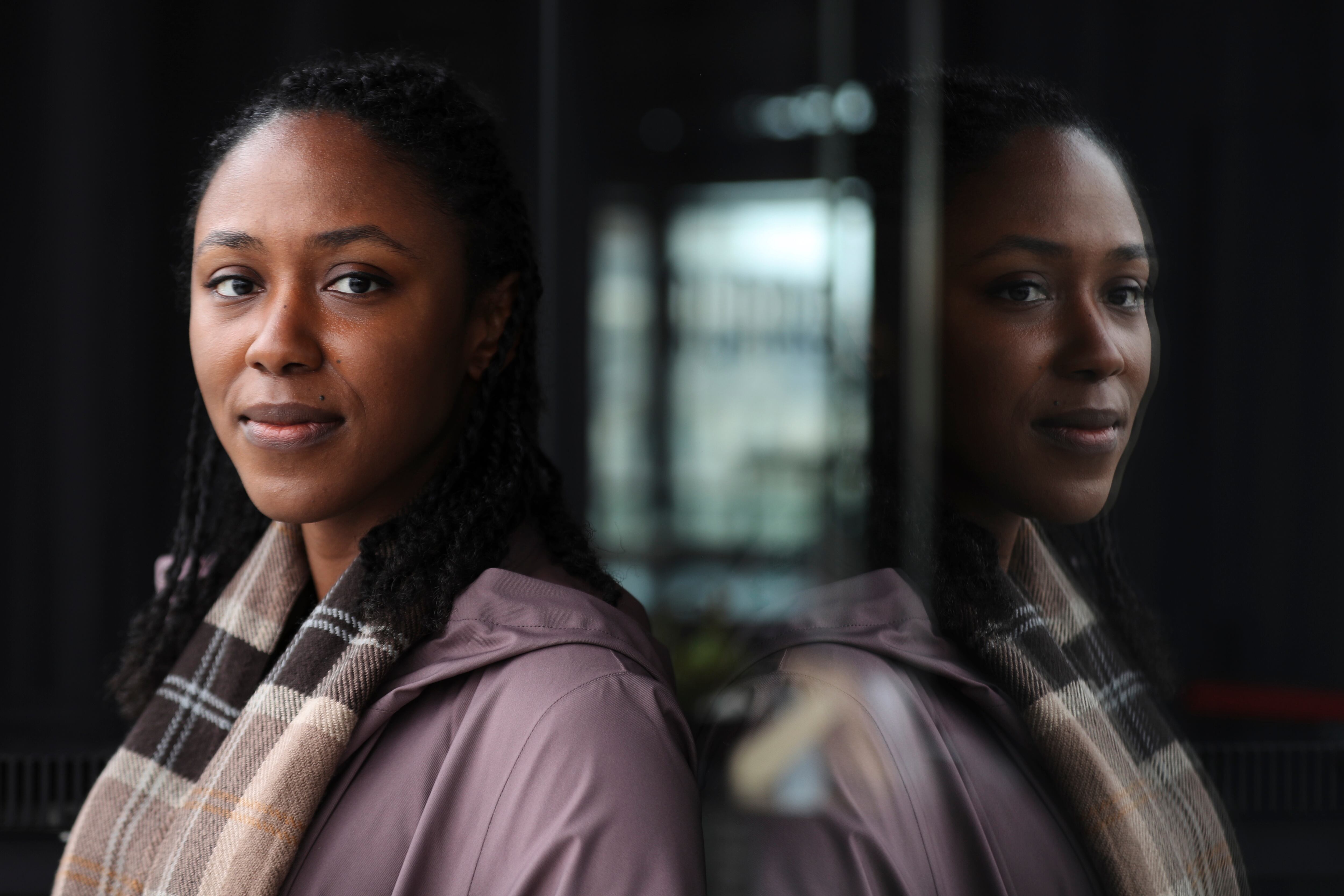 GRAFCAT4429. BARCELONA, 10/03/2022.- La escritora británica Natasha Brown trata el trauma generacional de los llamados 'millennials' y la herencia colonial en su novela debut, "Reunión", convertida en un fenómeno literario insólito, cuyos derechos de traducción se han vendido a más de quince lenguas. EFE/Alejandro García