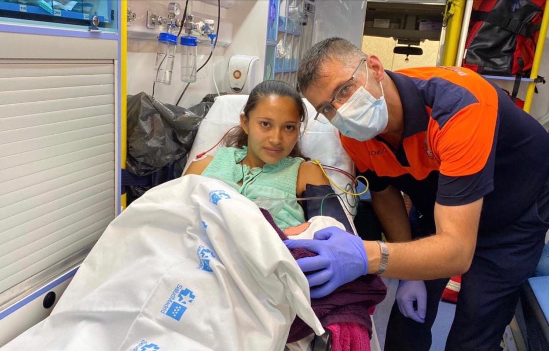 Mujer y su bebe junto a los servicios de emergencias tras el parto en Villanueva del Pardillo