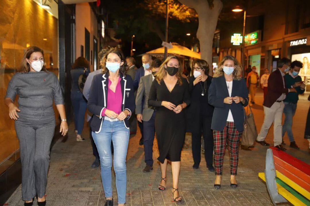 La ministra Reyes Maroto en su última visita a Lanzarote, paseando por la calle León y Castillo (Calle Real) de Arrecife.