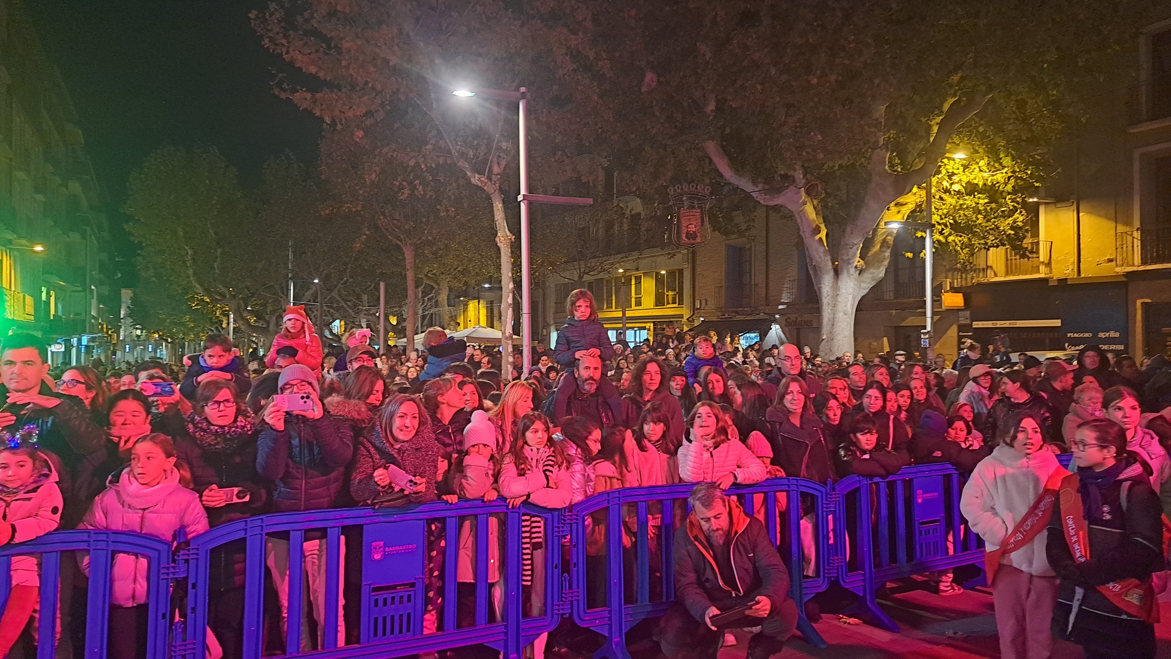 Numeroso público acudió al encendido de luces en Barbastro.