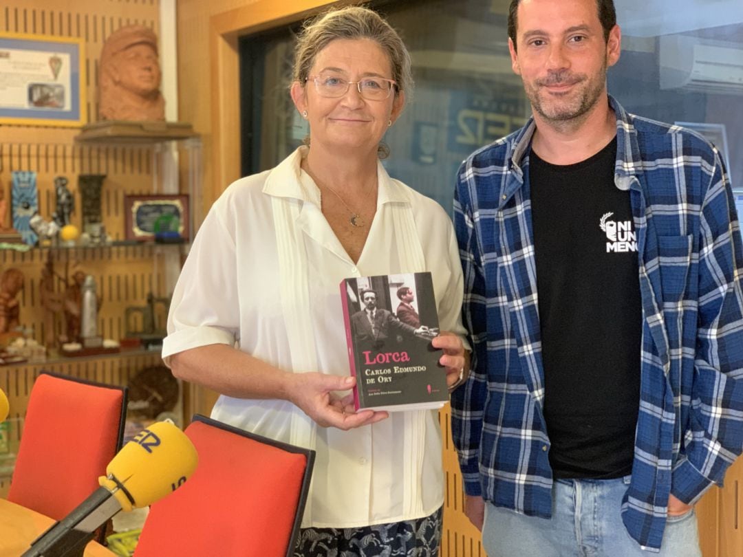 Ana Sofía Pérez Bustamante y Salvador García, en los estudios de Radio Cádiz