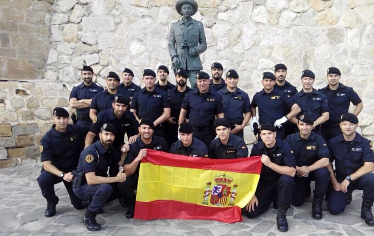 La polémica fotografía de los guardias civiles ante la estatua del dictador.