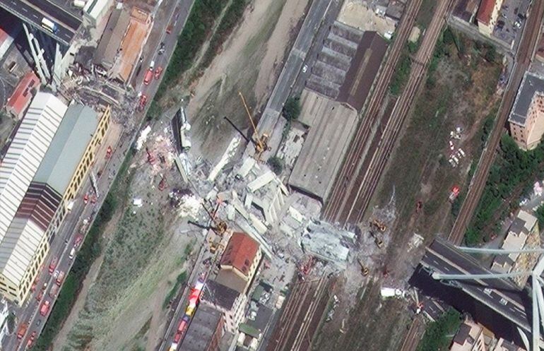 Una imagen aérea del puente que se derrumbó dejando más de una treintena de víctimas mortales.