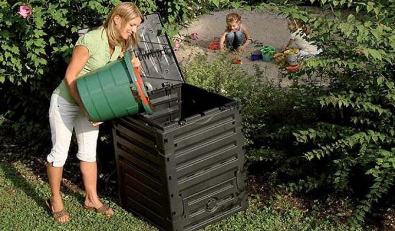 Una mujer realiza el proceso de compostaje