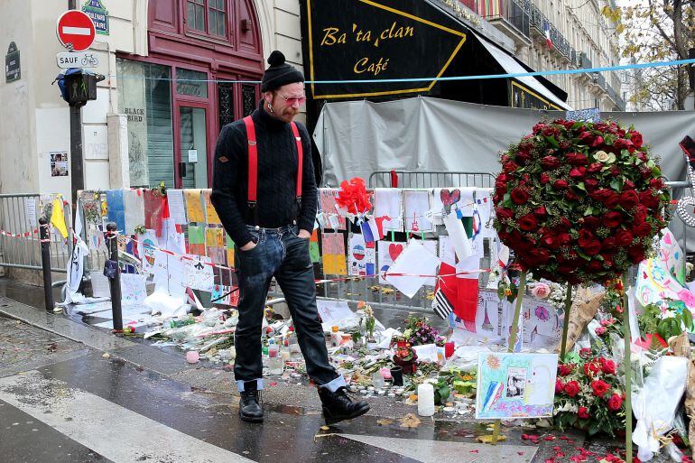 El cantante de la banda Eagles of Death Metal, Jesse Hughes, vuelve a los alrededores de la sala Bataclan, donde los terroristas irrumpieron en mitad de su concierto