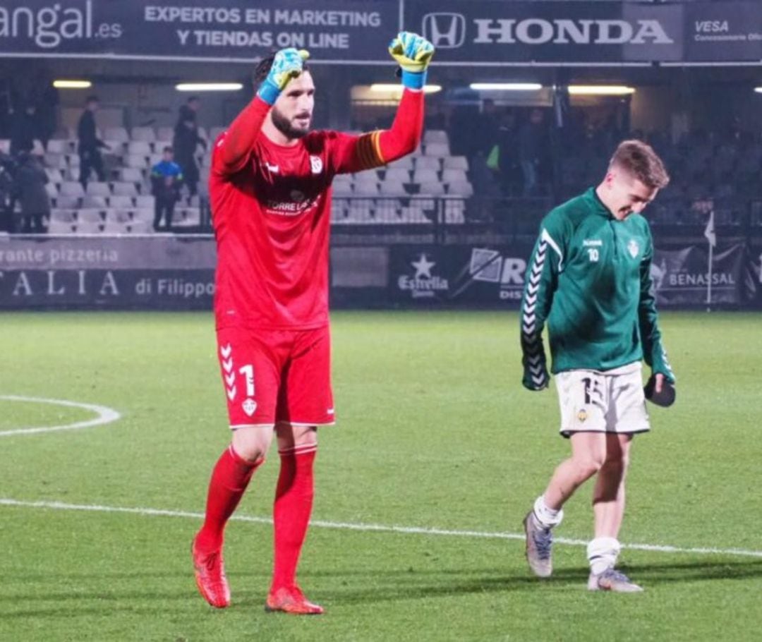 Álvaro Campos celebra el triunfo del C.D.Castellón en un partido en el que fue protagonista al parar un penalti