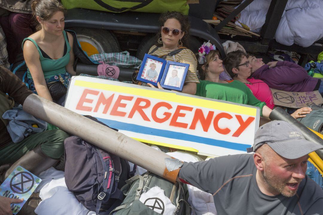 El grupo Extinction Rebellion exige al Gobierno británico emisiones cero de gases de efecto invernadero para 2025 y un plan de emergencia ciudadano similar al impulsado durante la Segunda Guerra Mundial.