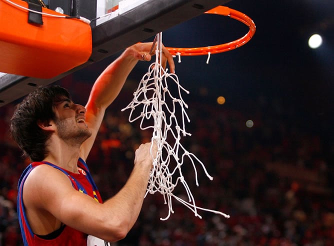 Ricky Rubio corta la red de una canasta del estadio parisino donde se celebró la Final Four