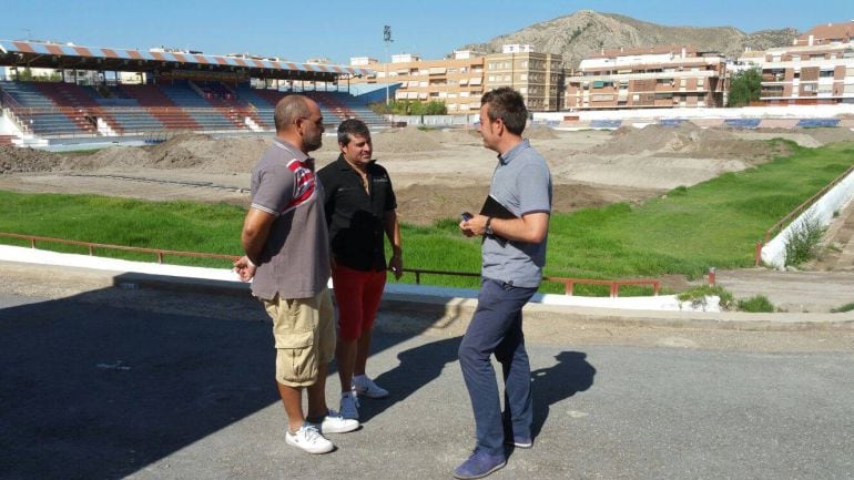 El concejal de Deportes (D) junto con los promotores del campeonato