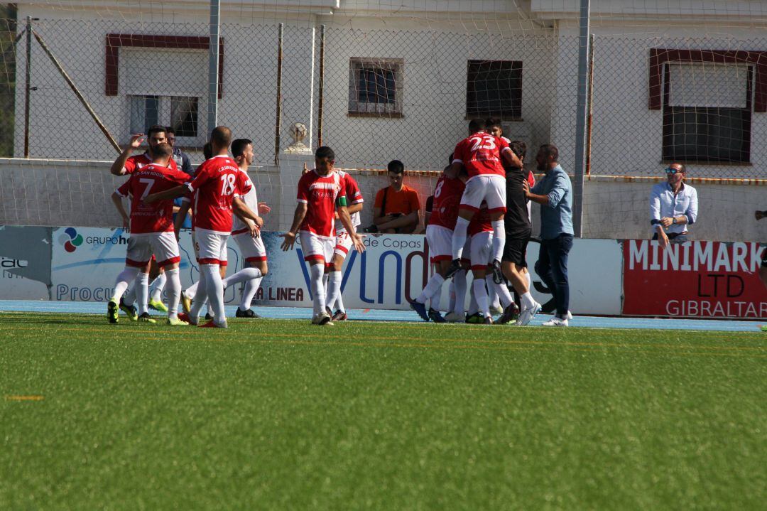 La plantilla celebra un gol.