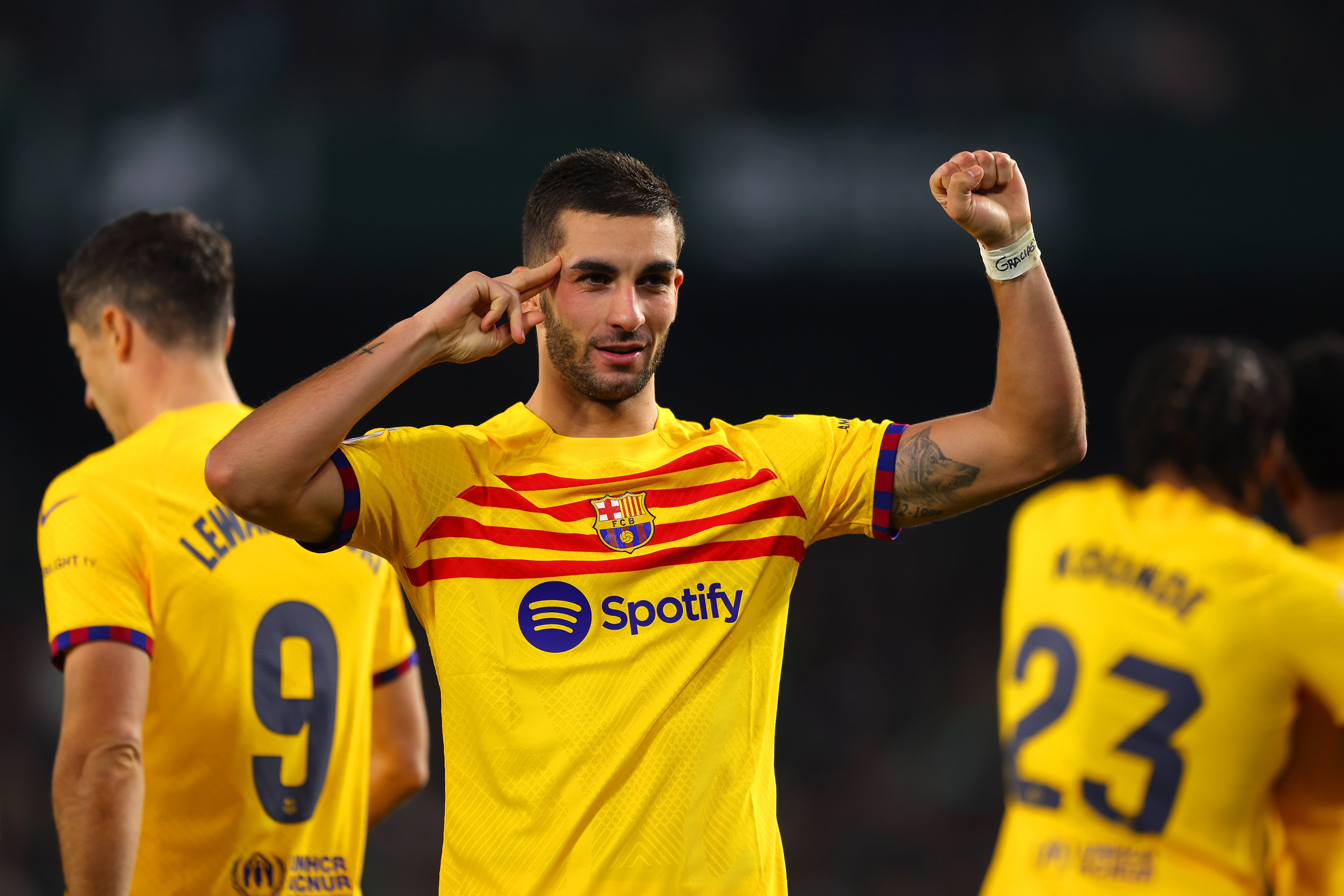 Ferran Torres celebra su gol ante el Betis.