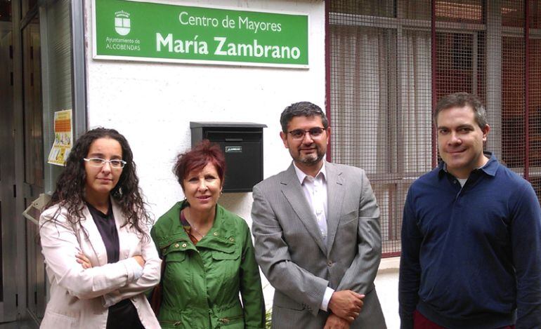 El portavoz de los socialistas, Rafael Sánchez Acera, frente al Centro de Mayores María Zambrano