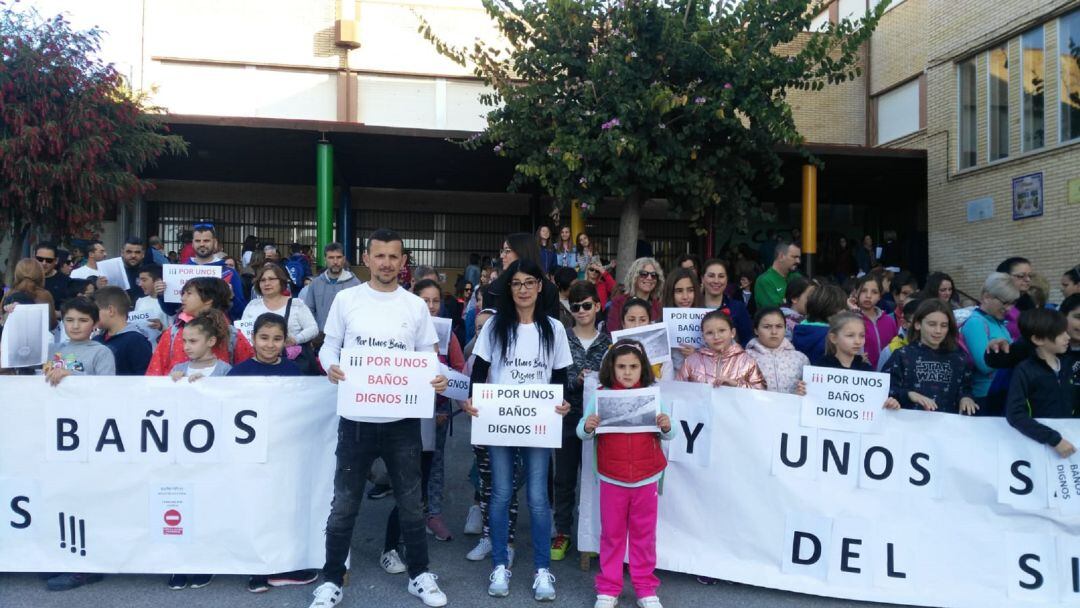 Padresy alumnos del colegio Francisco Mejías protestan por el estado en el que se encuentra las tuberías del centro