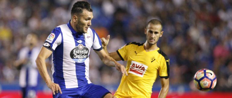 Lucas Pérez del Deportivo lucha el balón con Alejandro Gálvez del Eibar.