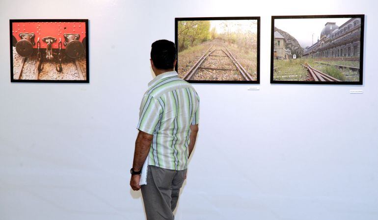 Un vecino visita la exposición de trenes