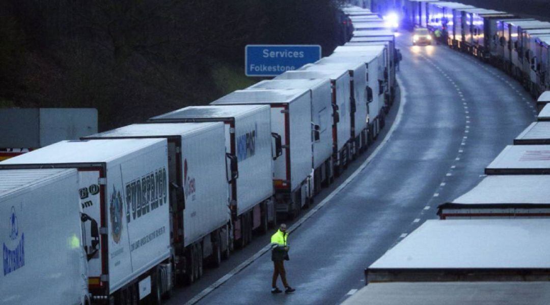 Miles de camioneros quedaron atrapados en Inglaterra