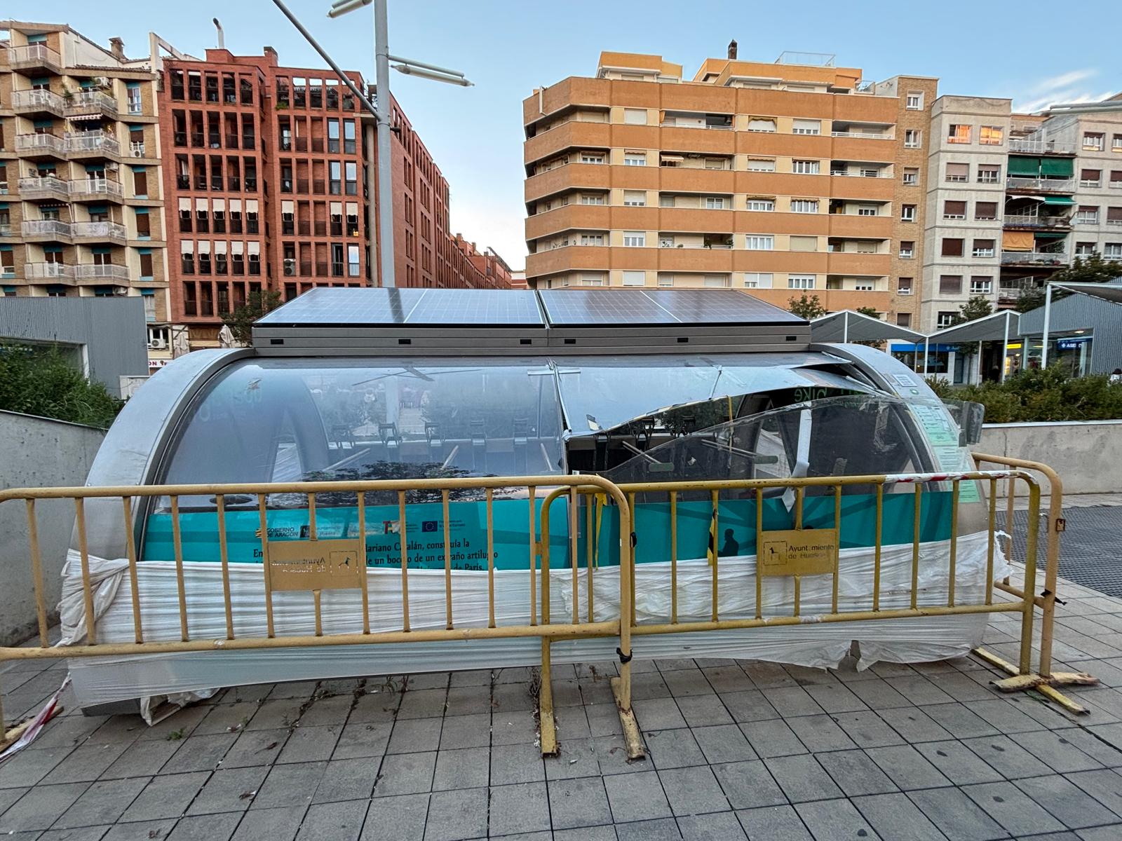 Aparcabicis roto, que habrá que reparar antes de desprecintar, en la plaza San Antonio