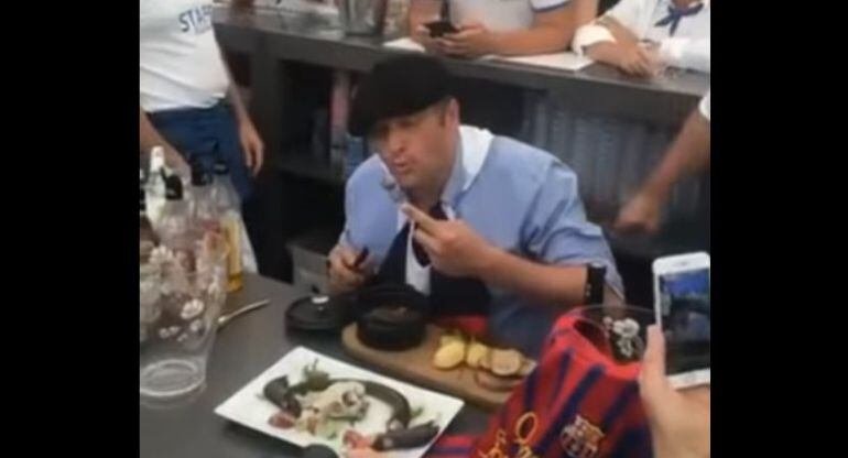 Charles Dayot cumplió su apuesta y se comió una rata