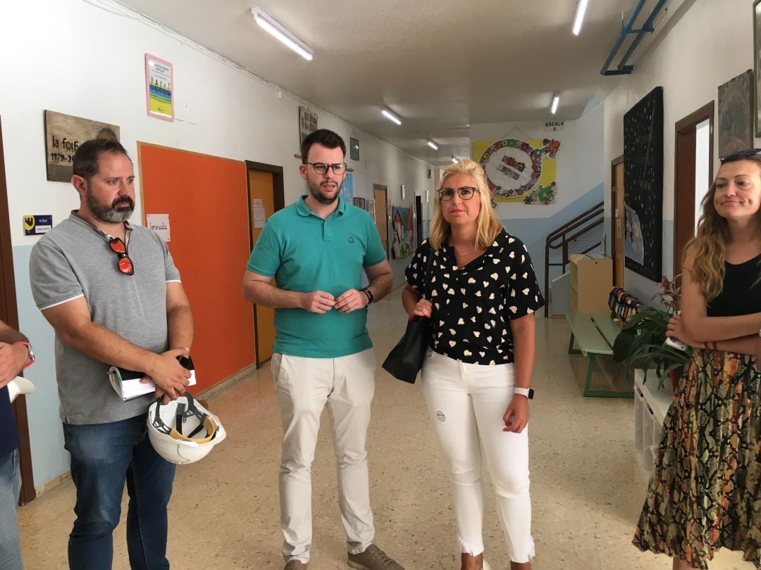 Imagen de una visita de la alcaldesa a una de las obras en Petrer