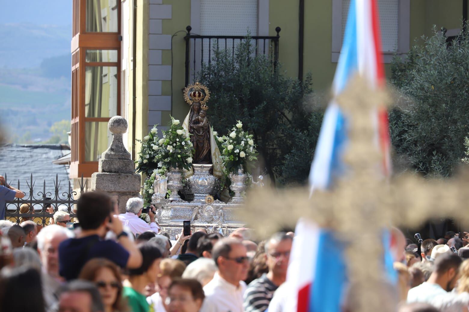 Una imagen de la patrona la Virgen de la Encina durante la procesión